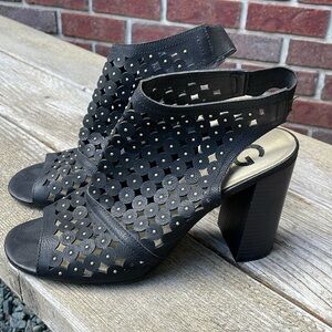 G byGuess stacked heel with peep toe, sling back shoe, Black & Gold size 10M